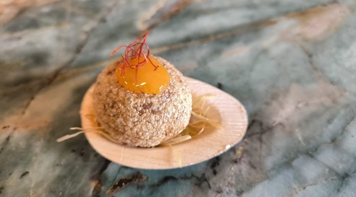 Un restaurante de Guadalajara deja huella en Barcelona Tapa 'Suflado de trigo relleno de demiglace de cordero, yema curada y chili', de Las Horneras de Cobeta.