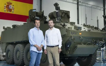 Fabricar armas en Alovera va a crear 300 empleos gracias al Grupo Escribano Los hermanos Escribano en una imagen de archivo, en su planta de Alcalá de Henares.