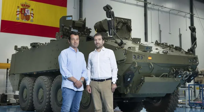Más sobre la fábrica de armas en Alovera Los hermanos Escribano en una imagen de archivo, en su planta de Alcalá de Henares.