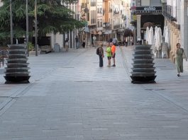 Las nuevas jardineras de la Calle Mayor, en la mañana del 29 de mayo de 2026, aún sin flores y con aspecto intimidante. (Foto: La Crónic@)