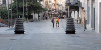 Las nuevas jardineras de la Calle Mayor, en la mañana del 29 de mayo de 2026, aún sin flores y con aspecto intimidante. (Foto: La Crónic@)