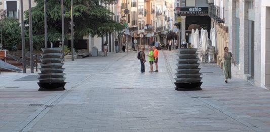 Las nuevas jardineras de la Calle Mayor, en la mañana del 29 de mayo de 2026, aún sin flores y con aspecto intimidante. (Foto: La Crónic@)
