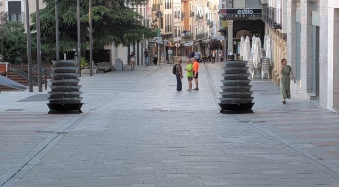 Las nuevas jardineras de la Calle Mayor, en la mañana del 29 de mayo de 2026, aún sin flores y con aspecto intimidante. (Foto: La Crónic@)