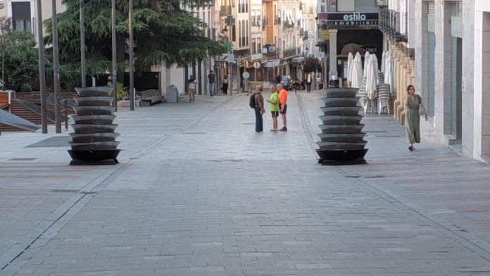 Las nuevas jardineras de la Calle Mayor, en la mañana del 29 de mayo de 2026, aún sin flores y con aspecto intimidante. (Foto: La Crónic@)