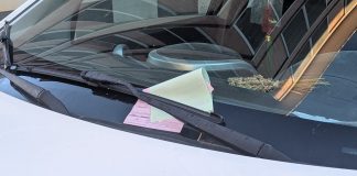 Ejemplo de multa a un vehículo que no había sido retirado a principios de mayo de 2026 de una plaza de aparcamiento en la calle, durante la operación de repintado de blanco a azul y rojo de cientos de plazas. Había prisa entonces por acometer el cambio en Guadalajara. Ahora, no tanto. (Foto: La Crónic@)