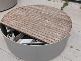 Estado de uno de los asientos del exterior del Museo Francisco Sobrino en mayo de 2026. (Foto: La Crónic@)