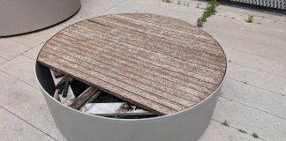 Estado de uno de los asientos del exterior del Museo Francisco Sobrino en mayo de 2026. (Foto: La Crónic@)