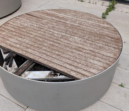 Muy moderno, muy abandonado Estado de uno de los asientos del exterior del Museo Francisco Sobrino en mayo de 2026. (Foto: La Crónic@)