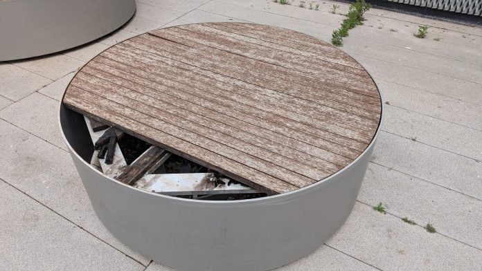Estado de uno de los asientos del exterior del Museo Francisco Sobrino en mayo de 2026. (Foto: La Crónic@)