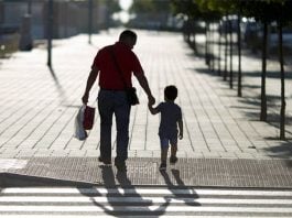 Niño llevado de la mano
