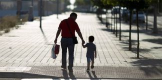 Niño llevado de la mano