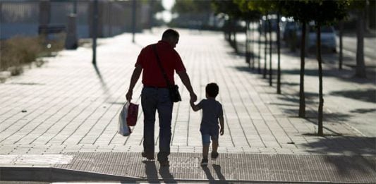 Niño llevado de la mano