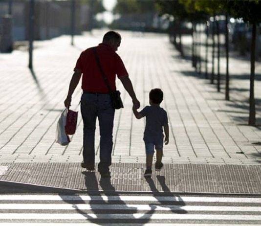 Niño llevado de la mano