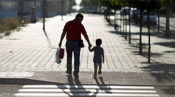 Niño llevado de la mano