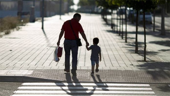 Niño llevado de la mano