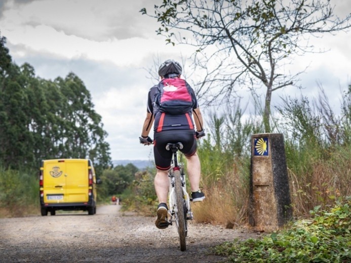 Camino de Santiago en bicicleta. (Foto: Correos)