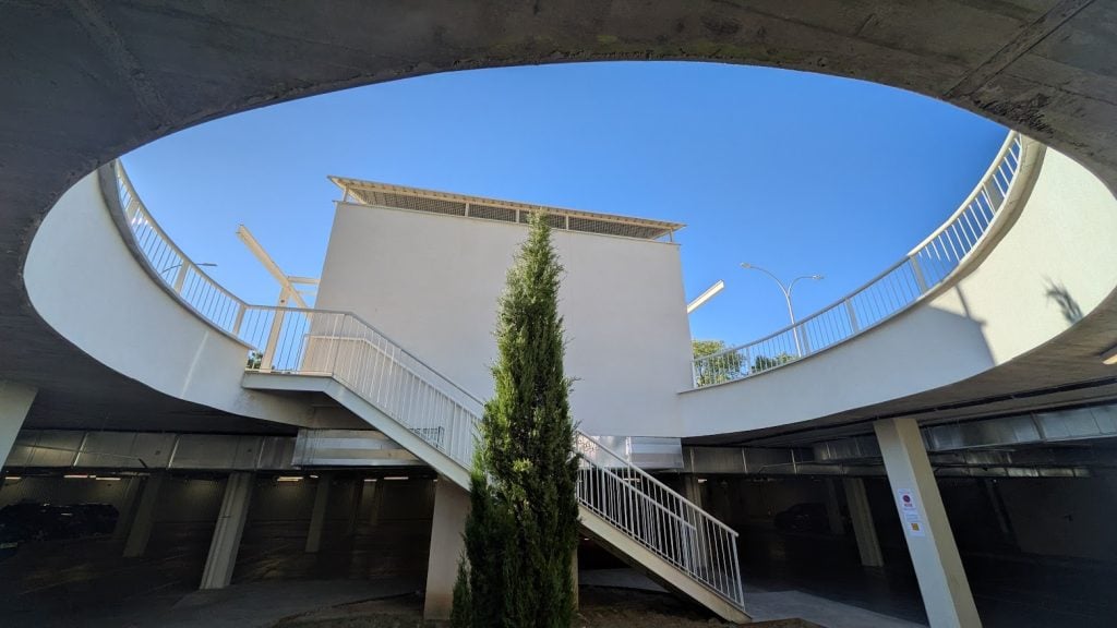 El hueco de la escalera se adorna con un ciprés. (Foto: La Crónic@)