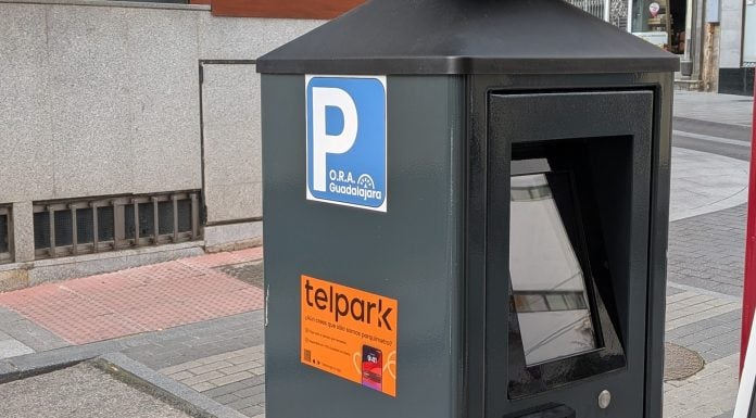 Uno de los nuevos parquímetros, en una calle donde antes no lo había, preparado ya para entrar en funcionamiento quizá el 1 de junio. (Foto: La Crónic@)