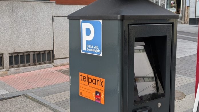 Uno de los nuevos parquímetros, en una calle donde antes no lo había, preparado ya para entrar en funcionamiento quizá el 1 de junio. (Foto: La Crónic@)