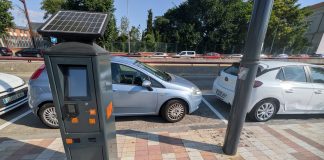Uno de los nuevos parquímetros que tendrán menos trabajo del esperado, al quedarse junto a plazas repintadas de blanco donde antes se había previsto zona azul. (Foto: La Crónic@)