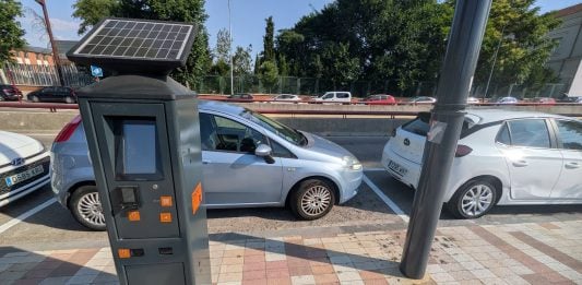 Uno de los nuevos parquímetros que tendrán menos trabajo del esperado, al quedarse junto a plazas repintadas de blanco donde antes se había previsto zona azul. (Foto: La Crónic@)