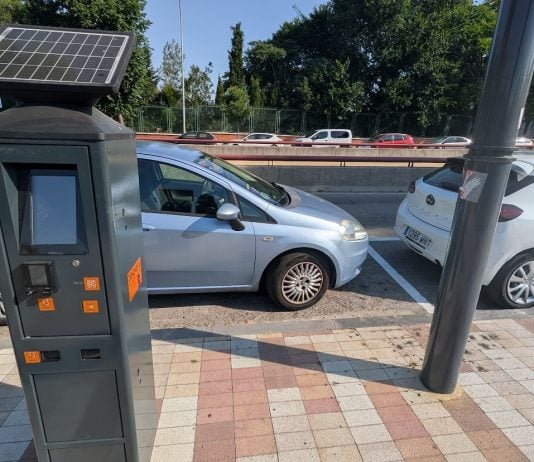 Entra en vigor la nueva zona azul de Guadalajara: este es el resultado Uno de los nuevos parquímetros que tendrán menos trabajo del esperado, al quedarse junto a plazas repintadas de blanco donde antes se había previsto zona azul. (Foto: La Crónic@)