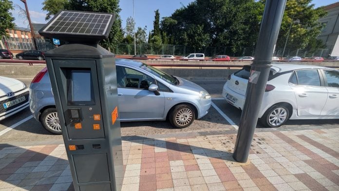 Uno de los nuevos parquímetros que tendrán menos trabajo del esperado, al quedarse junto a plazas repintadas de blanco donde antes se había previsto zona azul. (Foto: La Crónic@)