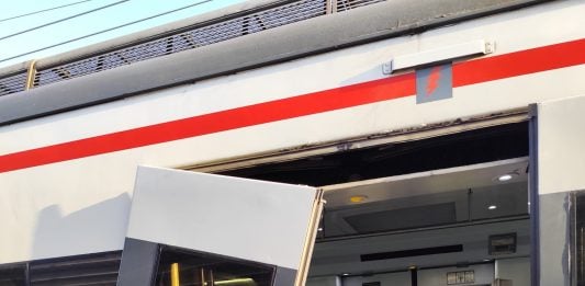 Tren de Cercanías con las puertas descolgadas el 4 de mayo de 2026 en la estación de Vallecas. (Foto: PP)