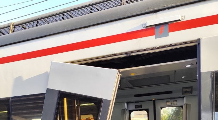 Tren de Cercanías con las puertas descolgadas el 4 de mayo de 2026 en la estación de Vallecas. (Foto: PP)
