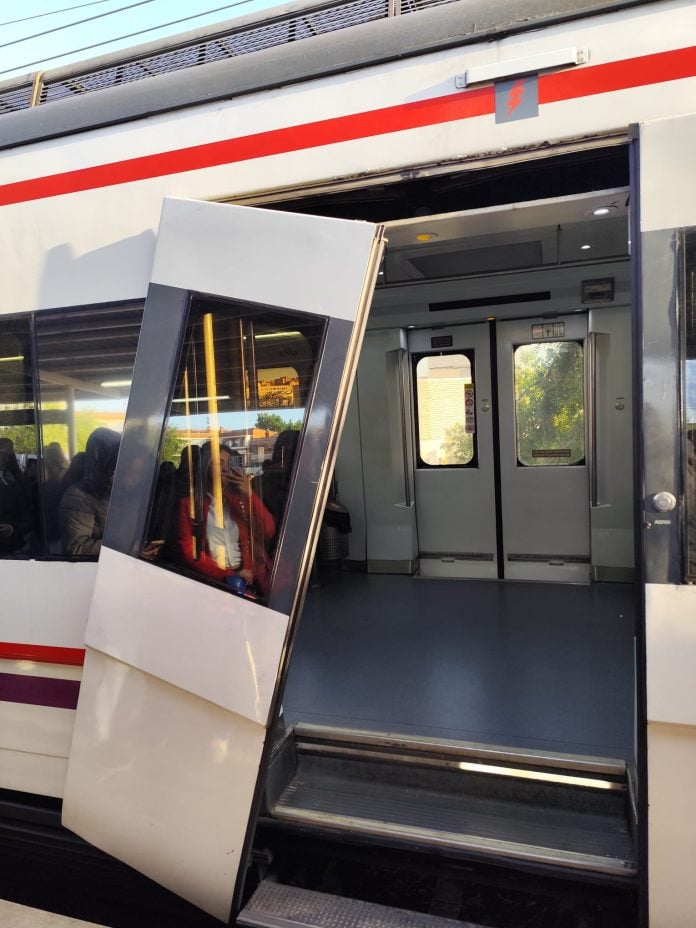 Tren de Cercanías con las puertas descolgadas el 4 de mayo de 2026 en la estación de Vallecas. (Foto: PP)