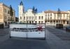 Una pancarta que necesita explicación Pancarta aparecida en la Plaza Mayor, ante el Ayuntamiento de Guadalajara, tras la contratación de San Vidal. (Foto: La Crónic@)