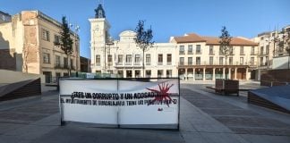 Pancarta aparecida en la Plaza Mayor, ante el Ayuntamiento de Guadalajara, tras la contratación de San Vidal. (Foto: La Crónic@)