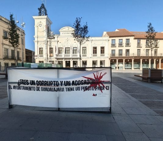 Una pancarta que necesita explicación Pancarta aparecida en la Plaza Mayor, ante el Ayuntamiento de Guadalajara, tras la contratación de San Vidal. (Foto: La Crónic@)
