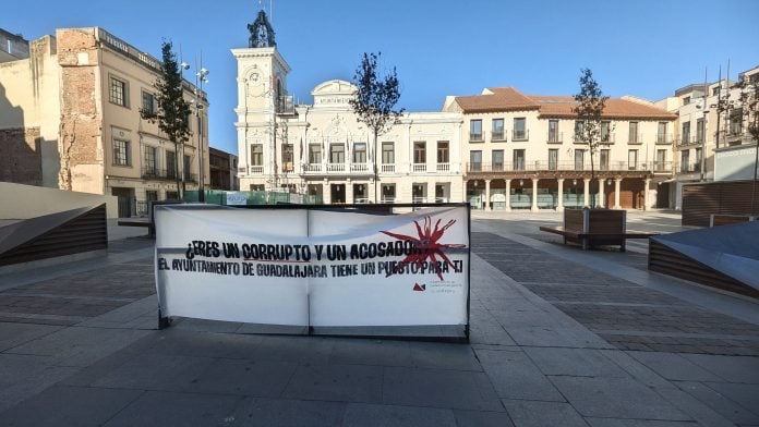 Pancarta aparecida en la Plaza Mayor, ante el Ayuntamiento de Guadalajara, tras la contratación de San Vidal. (Foto: La Crónic@)