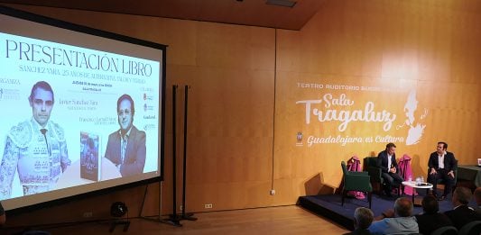 Homenaje de Guadalajara al torero Sánchez Vara Sánchez Vara y su biógrafo en la presentación del libro que glosa su trayectoria.