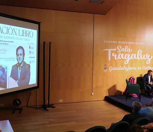 Sánchez Vara y su biógrafo en la presentación del libro que glosa su trayectoria.