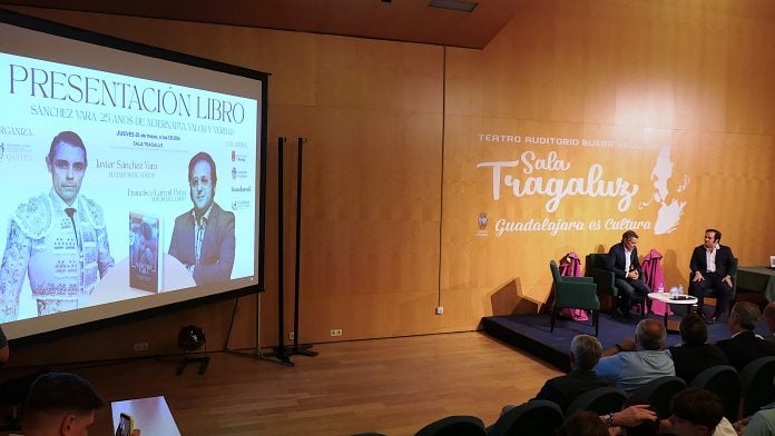 Sánchez Vara y su biógrafo en la presentación del libro que glosa su trayectoria.