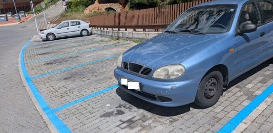 Nuevas plazas de zona azul donde hasta ahora el aparcamiento era libre. (Foto: La Crónic@)