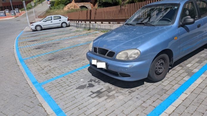 Nuevas plazas de zona azul donde hasta ahora el aparcamiento era libre. (Foto: La Crónic@)