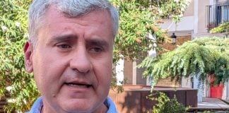 Los que dormían entre las ruinas del Fuerte, al albergue Betania Alfonso Esteban, durante su comparecencia ante los periodistas el 29 de junio de 2026. (Foto: La Crónic@)