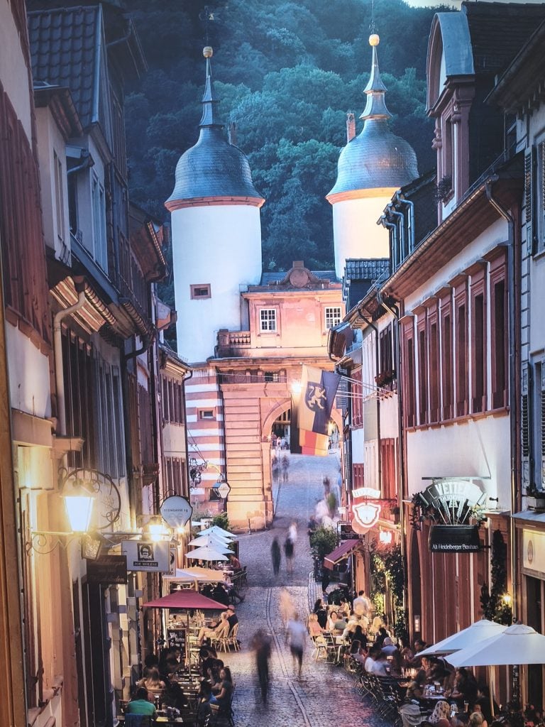 Calle Steingasse y puerta del Puente Viejo en el casco histórico de Heidelberg. (Foto: Jesús Orea)