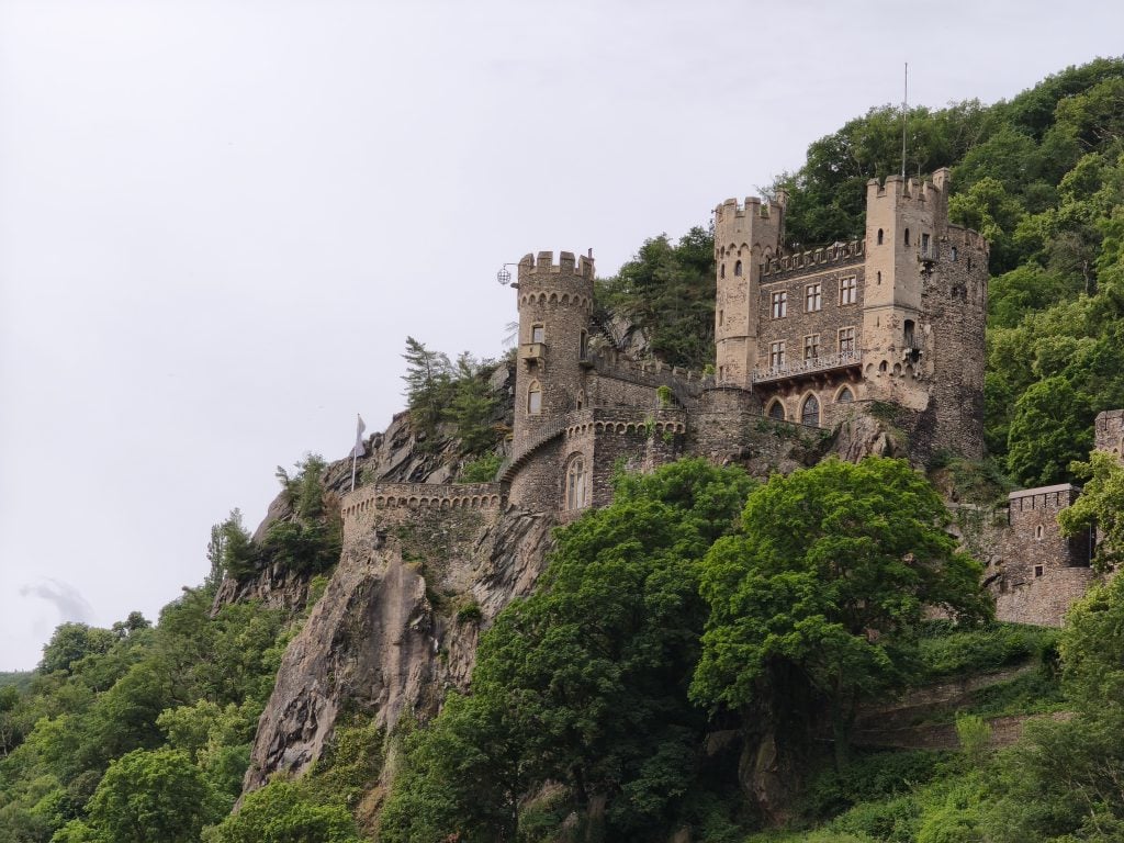 Castillo de Rheinstein, una de las numerosas fortalezas medievales a orillas del Rihn medio. (Foto: Jesús Orea)