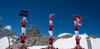 A más altura que nunca, los castellers te enseñan una de las maravillas de Suiza Castellers de Barcelona en el Jungfraujoch-Top of Europe.