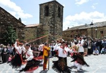Guía para no perderte nada de la Octava del Corpus en Valverde de los Arroyos Danza en la Plaza de Valverde de los Arroyos durante la Octava del Corpus.