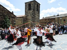 Danza en la Plaza de Valverde de los Arroyos durante la Octava del Corpus.
