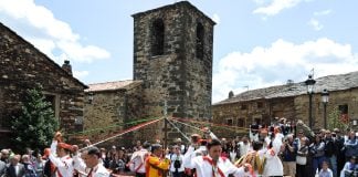 Guía para no perderte nada de la Octava del Corpus en Valverde de los Arroyos Danza en la Plaza de Valverde de los Arroyos durante la Octava del Corpus.