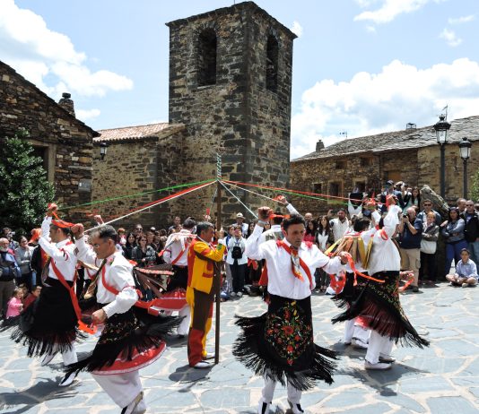 Danza en la Plaza de Valverde de los Arroyos durante la Octava del Corpus.