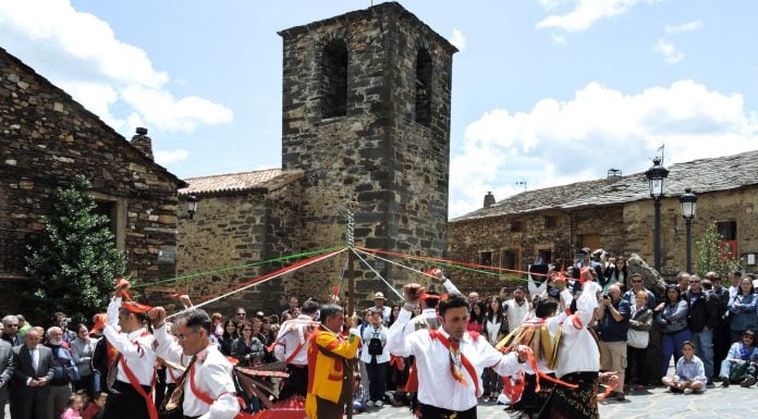 Guía para no perderte nada de la Octava del Corpus en Valverde de los Arroyos Danza en la Plaza de Valverde de los Arroyos durante la Octava del Corpus.