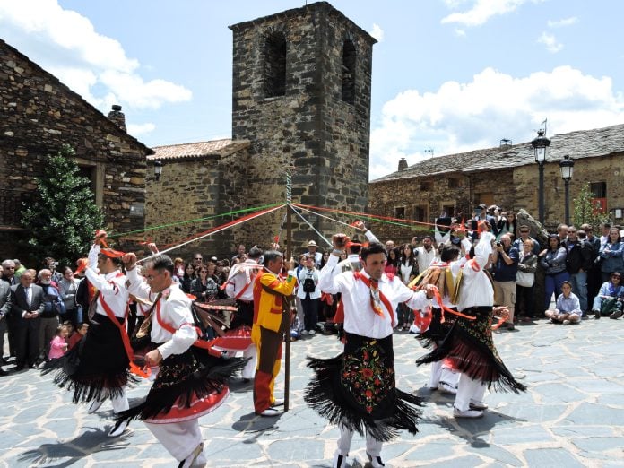 Danza en la Plaza de Valverde de los Arroyos durante la Octava del Corpus.
