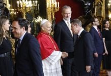 Una sola frase de Page al Papa El presidente de Castilla-La Mancha, Emiliano García-Page, ha participado en la ceremonia oficial de bienvenida que han ofrecido Sus Majestades los Reyes a Su Santidad el Papa León XIV en el Palacio Real de Madrid.